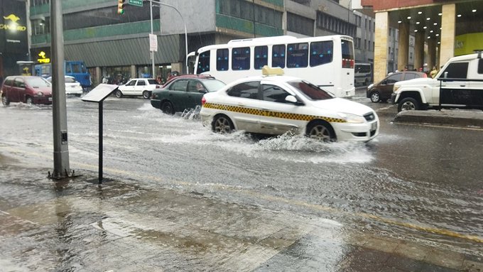 Colapsan vías por fuerte aguacero en Caracas