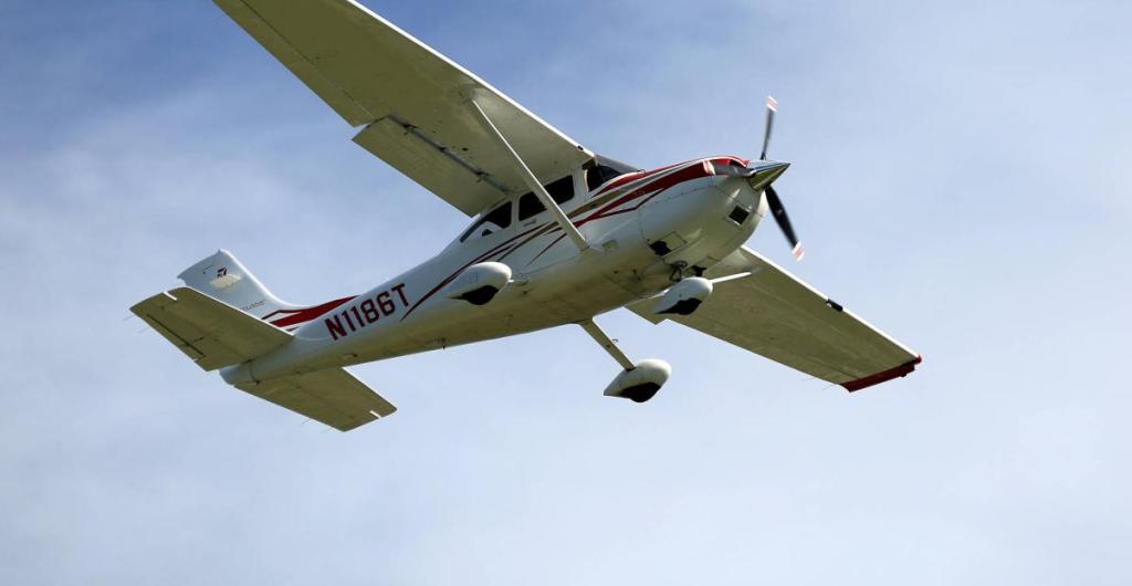 Rescataron a tripulantes de una avioneta que cayó en Valencia