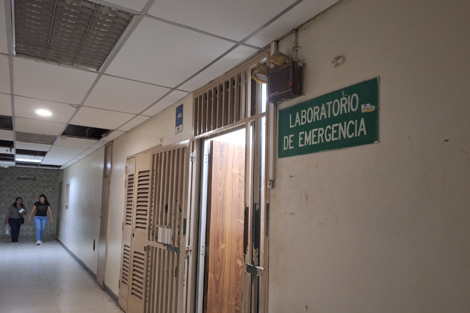 Laboratorios en hospitales de Caracas trabajan a medias por falta de personal y reactivos