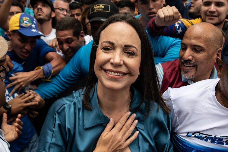 ¿Dolarizar la economía venezolana? María Corina Machado no descarta la existencia de dos monedas