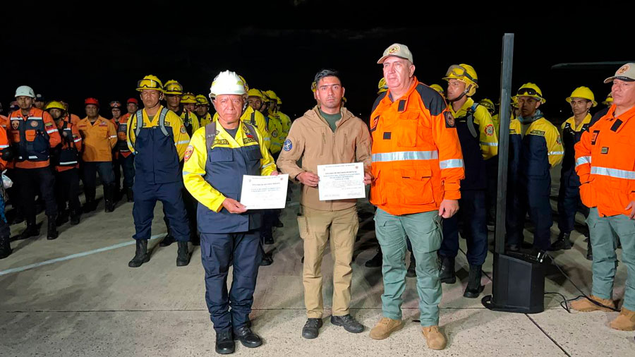 Bolivia condecoró a delegación venezolana por contribución en control de incendios