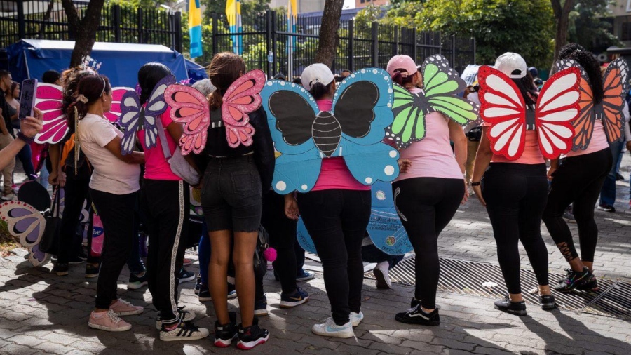 Con alas de mariposas venezolanos rechazaron la violencia contra la mujer en Caracas