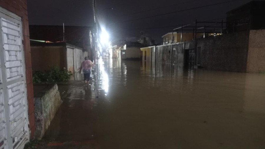 Fuertes lluvias inundaron residencias y vías principales en Anzoátegui