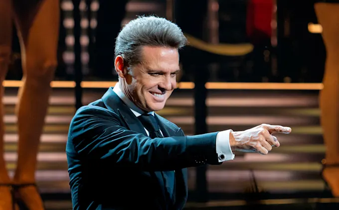 Luis Miguel sufre una espectacular caída durante un concierto en México