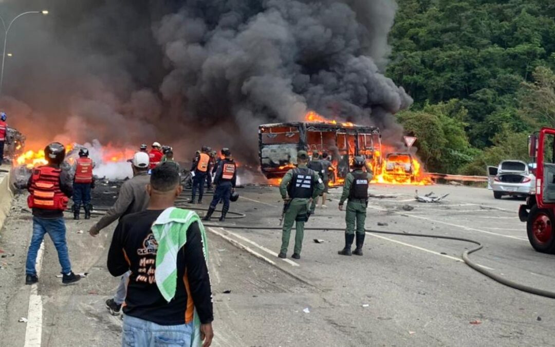 Tras el accidente ocurrido en la Gran Mariscal de Ayacucho aumentó la cifra de 25 muertos y siete desaparecidos