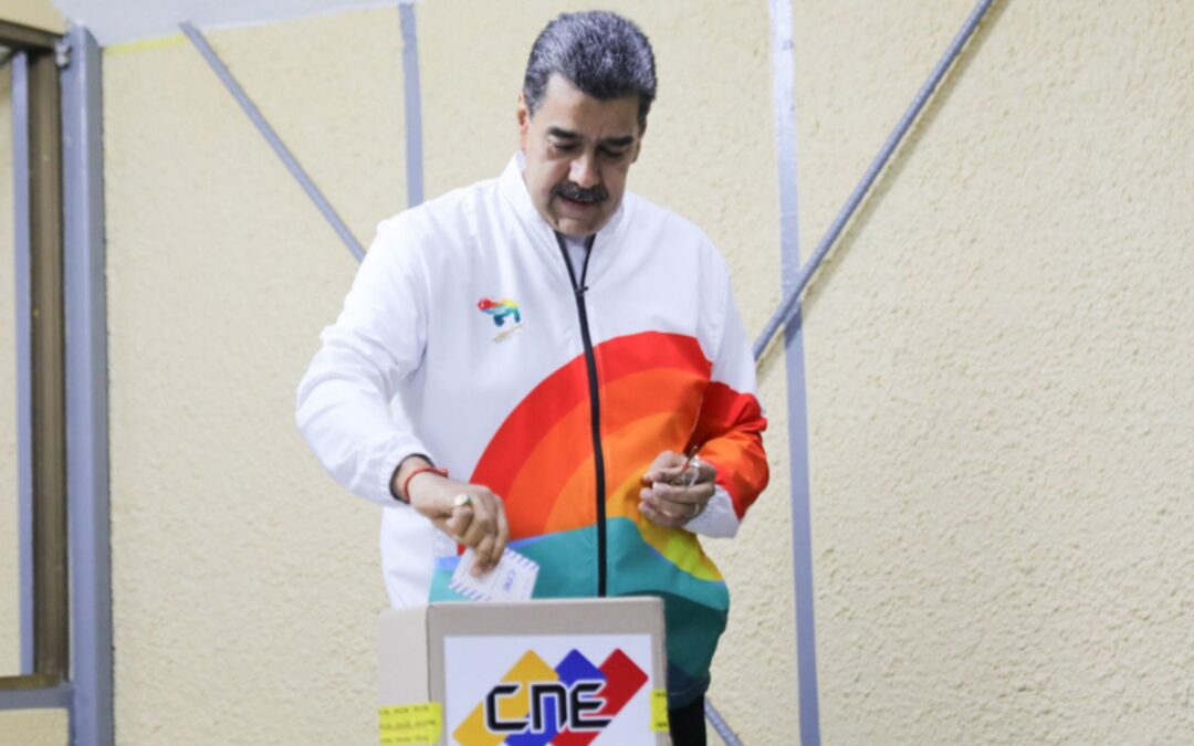 Presidente Maduro participó en el referéndum: Nuestro voto es para hacer respetar a Venezuela