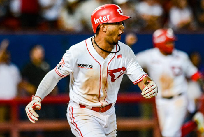 CARDENALES VAPULEÓ A LEONES Y SE AFERRÓ AL SEGUNDO LUGAR