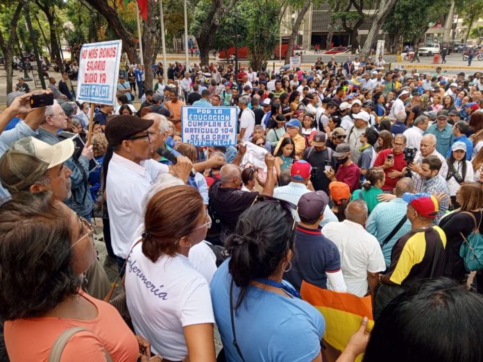 Maestros exigen al gobierno de Maduro reanudar negociaciones para nuevo convenio laboral