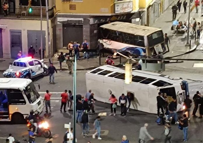 Adolescente murió en accidente entre dos autobuses y una patrulla en la avenida Baralt