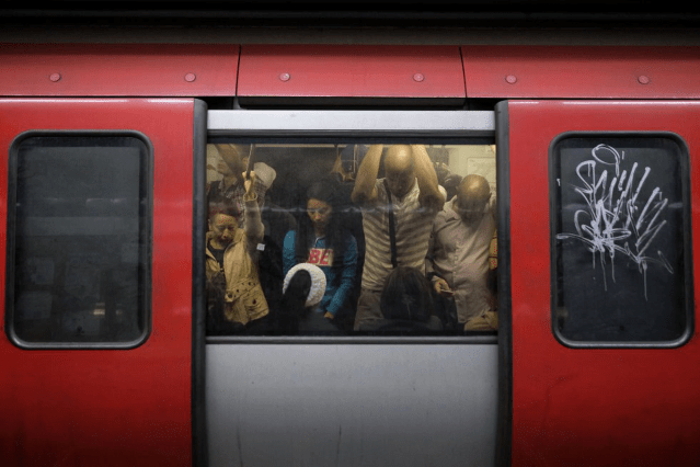 Cinco personas resultaron lesionadas tras un conato de incendio registrado la noche de este martes en la estación de Metro de Chacao, sentido Propatria.