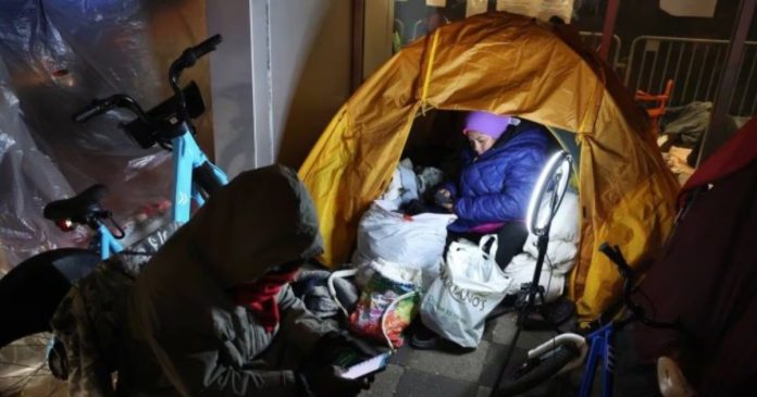 Migrantes venezolanos en Chicago optan por dormir en carpas: “Prefiero morirme de frío que irme a un refugio”