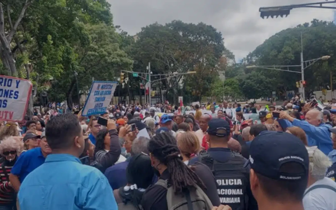 Día del Maestro: impidieron a docentes y jubilados marchar hasta el Ministerio de Educación