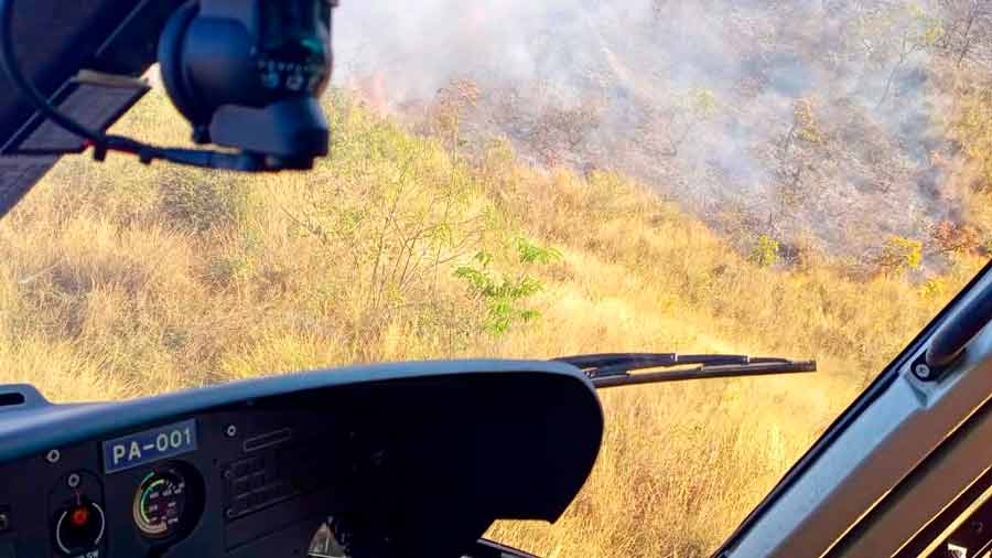 Despliegan operativo aéreo contra incendios en el Parque Nacional Henri Pittier en Aragua