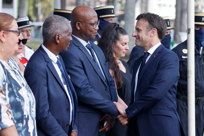 Macron inicia una delicada visita en Guayana Francesa