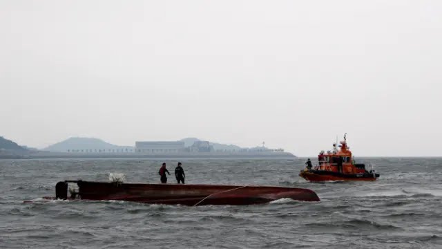 Mueren ocho tripulantes y otros dos se encuentran desaparecidos tras volcar un barco surcoreano frente a las costas de Japón