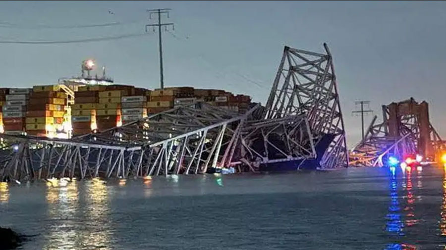 Colapsa puente en Baltimore tras colisión de carguero