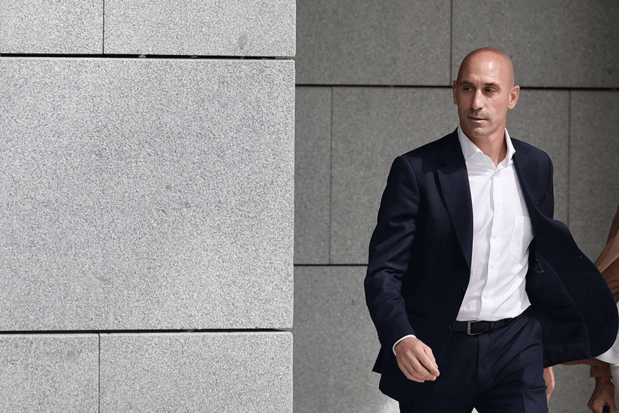 Rubiales prevé volver el 6 de abril y se pone «a plena disposición» de la jueza