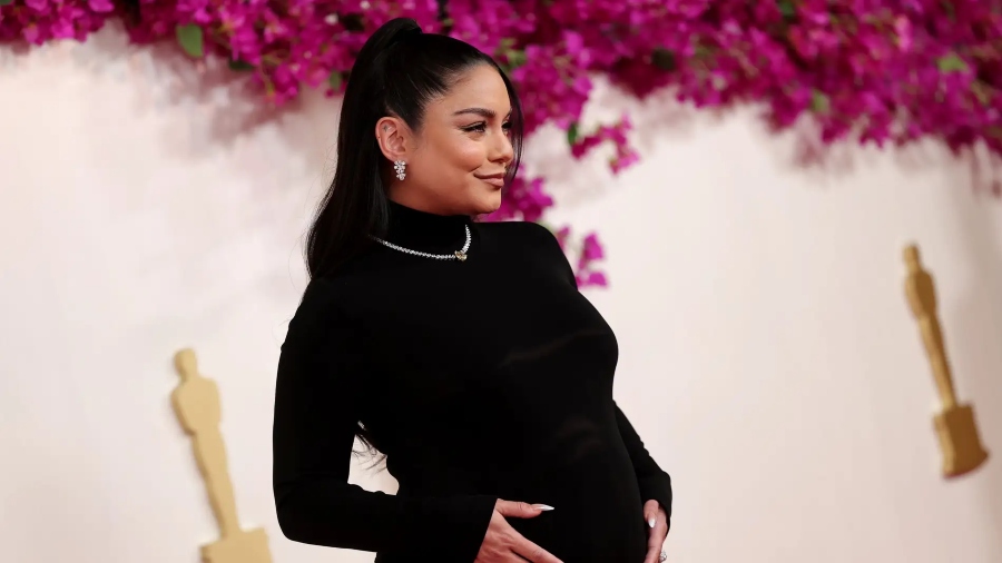 Vanessa Hudgens sorprende en la alfombra roja de los Premios Óscar 2024 anunciando su primer embarazo