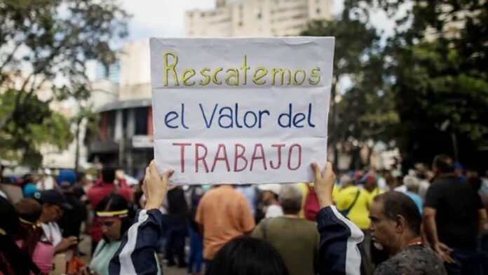 Trabajadores venezolanos llevan 751 días sin recibir un aumento de salario