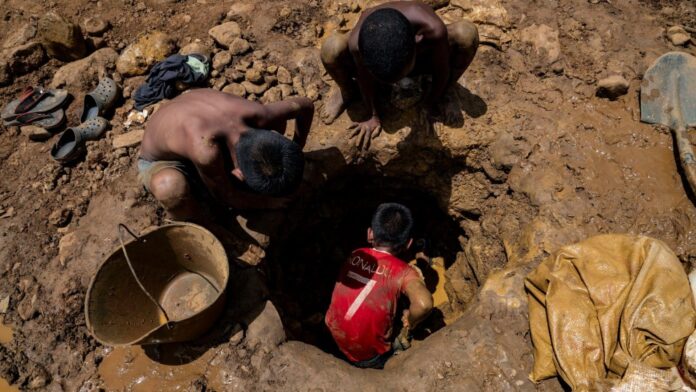 Denuncian que al menos 1300 niños son sometidos a trabajo forzoso en minas de Bolívar