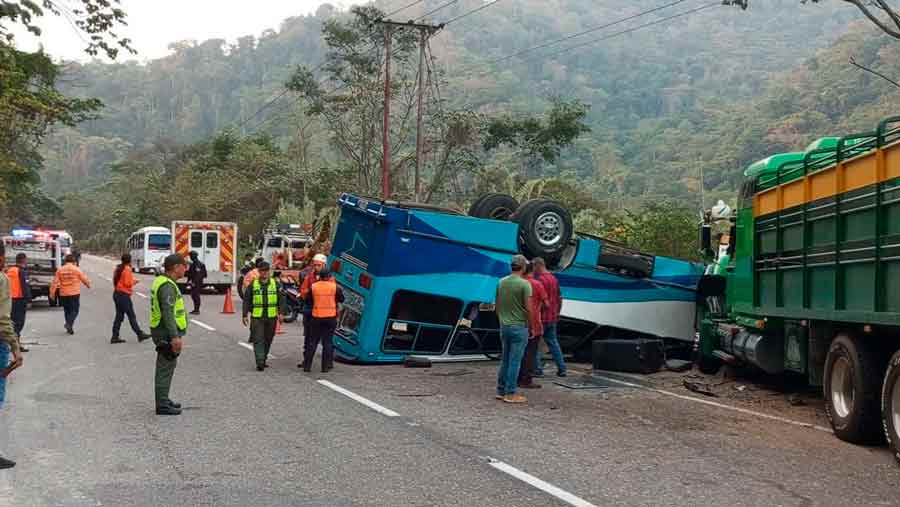 Colisión entre transporte público y gandola de carga deja 12 personas heridas en Táchira