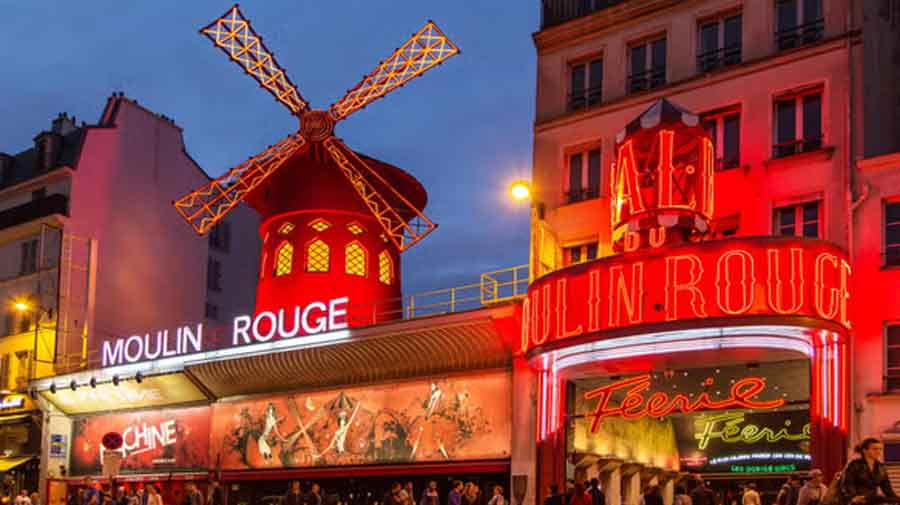 Colapsan las aspas del icónico cabaret Moulin Rouge en París