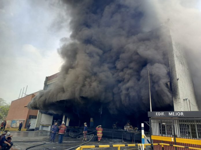 Estructura colapsó: más de 500 funcionarios combaten incendio en edificio de la California Sur