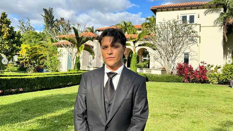 Christian Nodal sorprende a sus seguidores con nuevo look sin tatuajes faciales