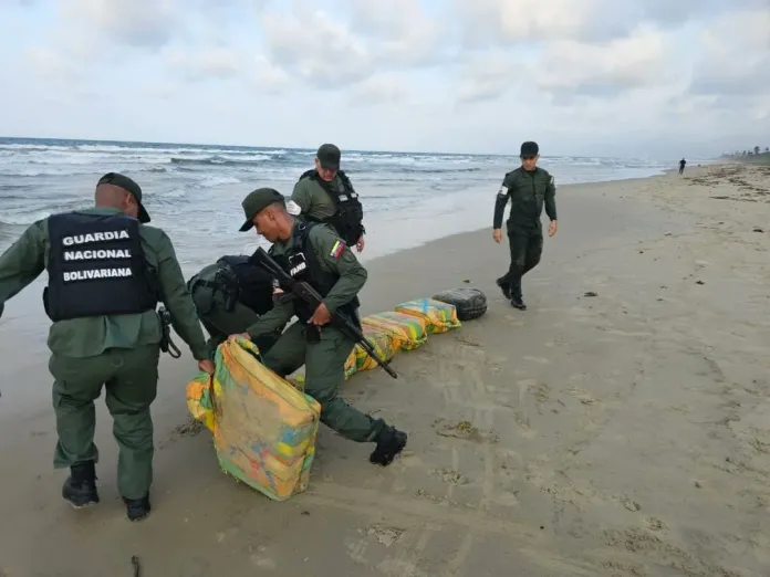 Militares hallan más de 370 kilos de cocaína en costas de Falcón