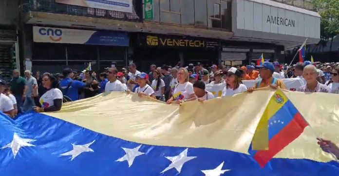 Motorizados oficialistas agreden a trabajadores que protestaban por salarios dignos en Caracas