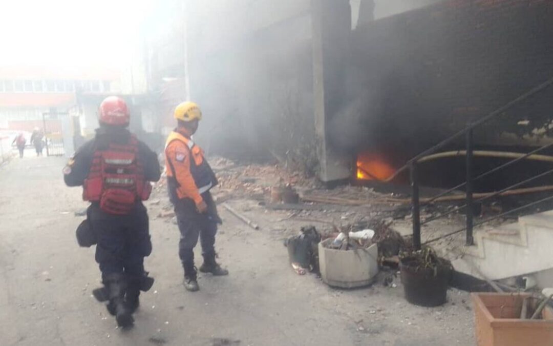 Al menos cinco bomberos sufrieron lesiones durante deflagración en Zona Industrial Los Ruices