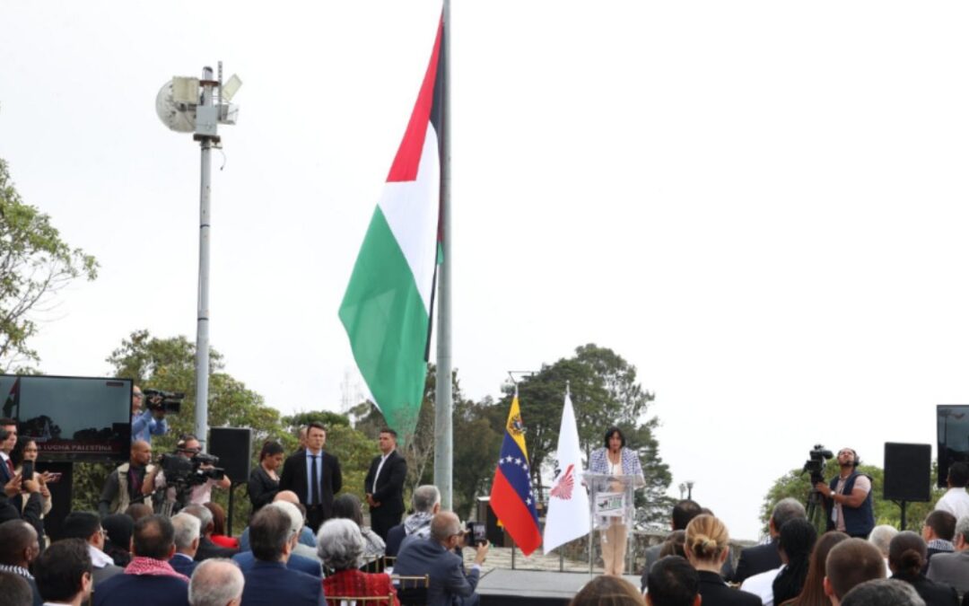 ALBA-TCP iza bandera del Estado de Palestina en el Waraira Repano en Caracas