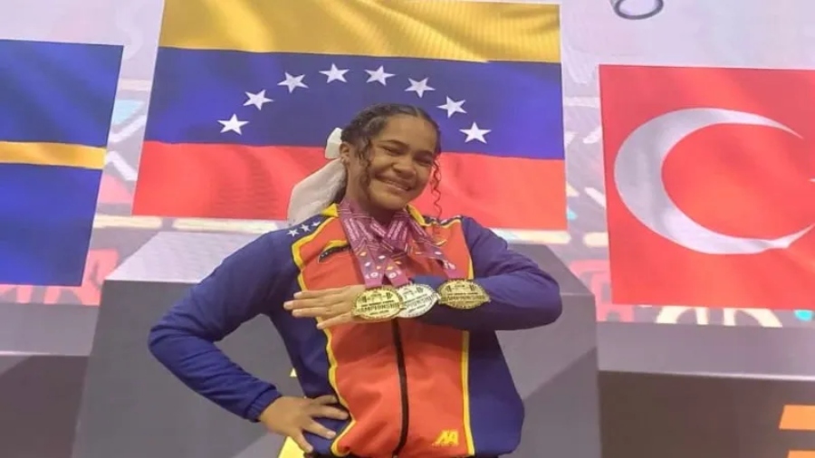 Claudia Rengifo obtiene título mundial de levantamiento de pesas en Perú