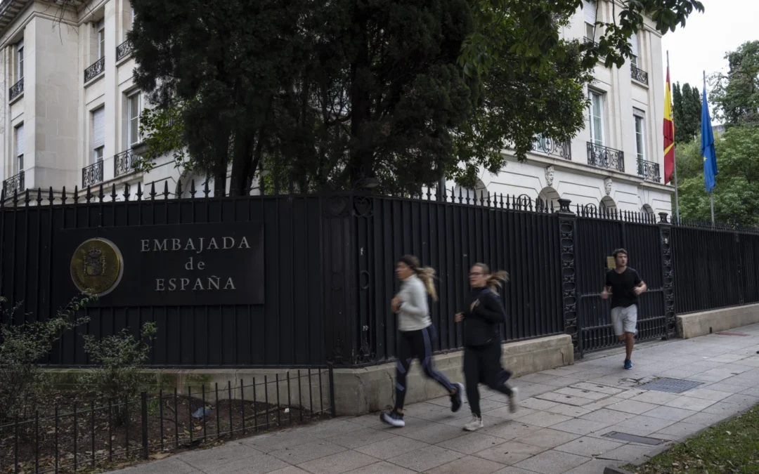 España retira a embajadora de Argentina, Milei lo califica de disparate