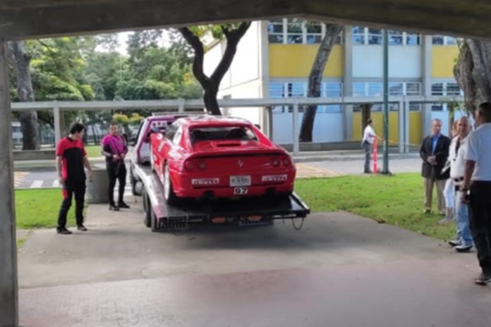 Multaron al decano de la Facultad de Arquitectura de la UCV por «modificar» puerta de acceso para el ingreso de un Ferrari