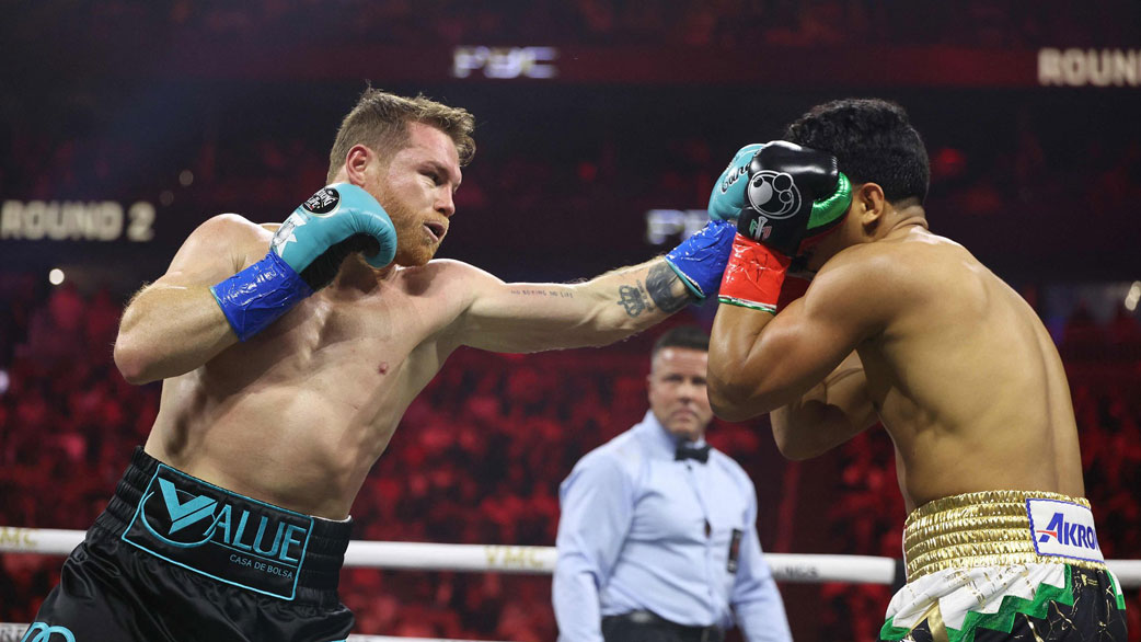 * Fin al invicto de Munguía: «Canelo» Álvarez defiende su campeonato de los supermedianos