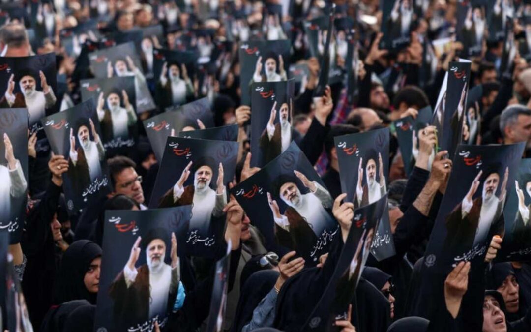 Miles de iraníes participan en las procesiones fúnebres del presidente Raisi en Tabriz