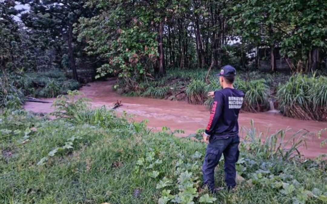 Monitorean cauces y canales en Portuguesa ante fuertes lluvias