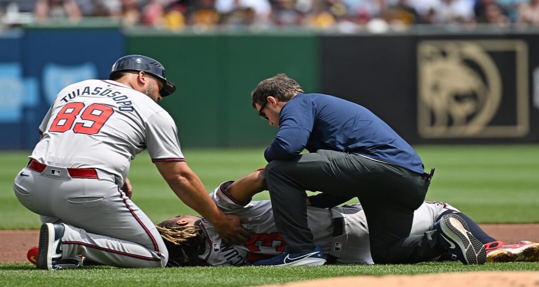 Ronald Acuña Jr. abandona el juego de los Bravos con alarmante lesión en el tobillo izquierdo