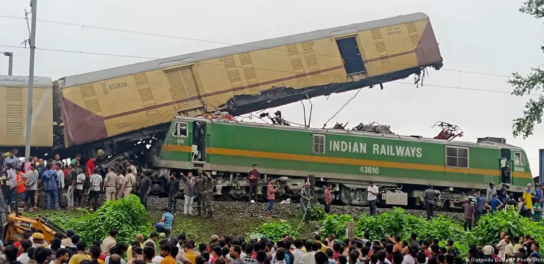 Al menos 15 muertos deja choque de trenes en India