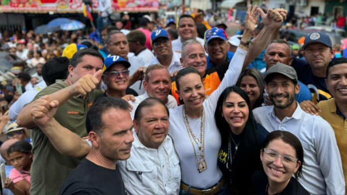 Personas en San Félix, estado Bolívar, salen a las calles para recibir a María Corina Machado