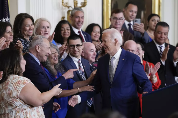 Medio millón de migrantes podrían conseguir la ciudadanía de EEUU según nuevo plan de Biden