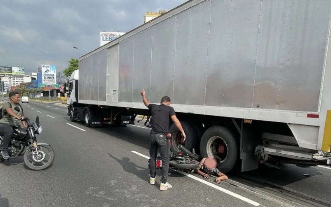 Falleció motorizado tras ser arrollado por una gandola en la Francisco Fajardo