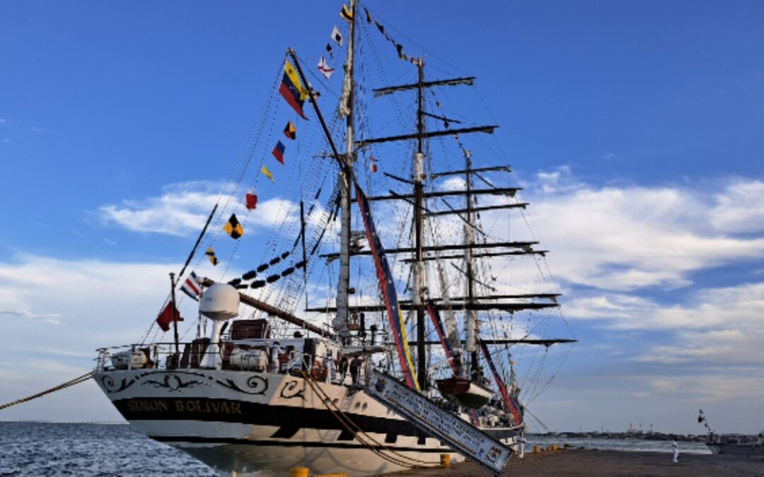 Buque Escuela «Simón Bolívar» se despide de la Isla de Cozumel de México