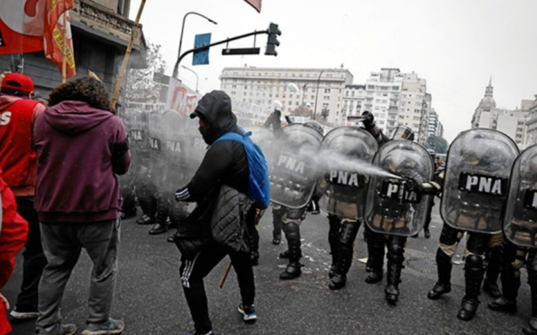 Detenidos y denuncias internacionales: sigue la crisis a una semana de la represión en Argentina