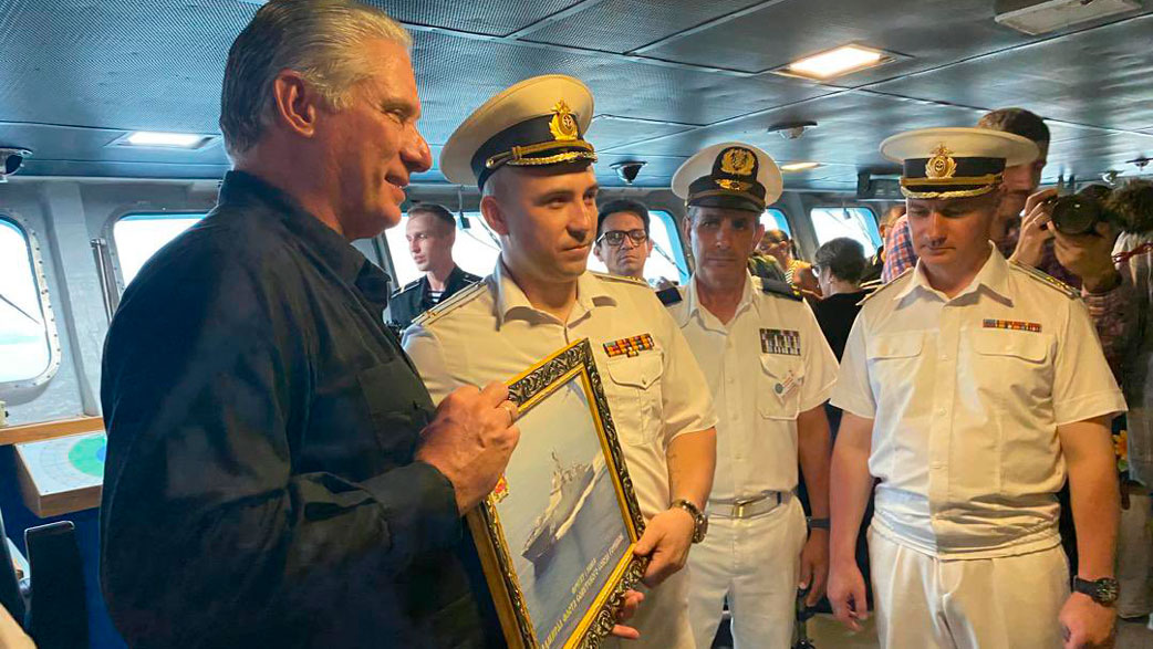 Díaz-Canel recibe la fragata y el submarino ruso que se encuentran de visita en La Habana.