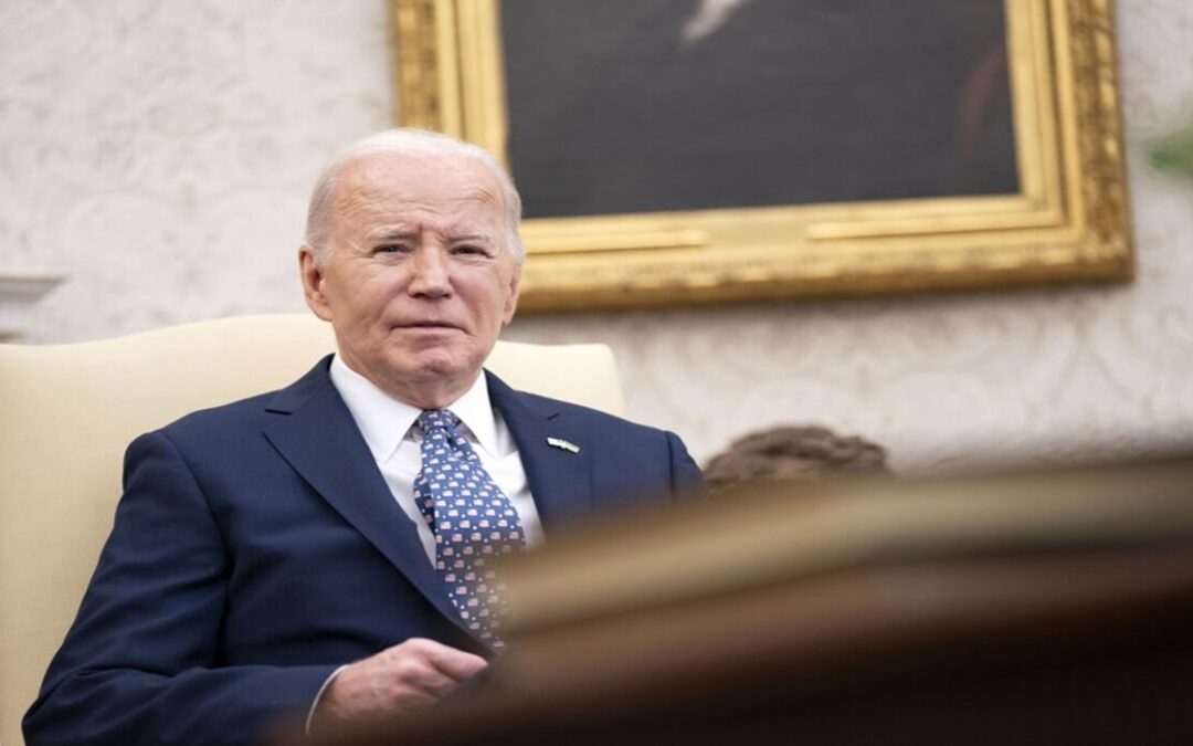 Tucker Carlson: «Biden está muriendo en tiempo real ante nosotros»