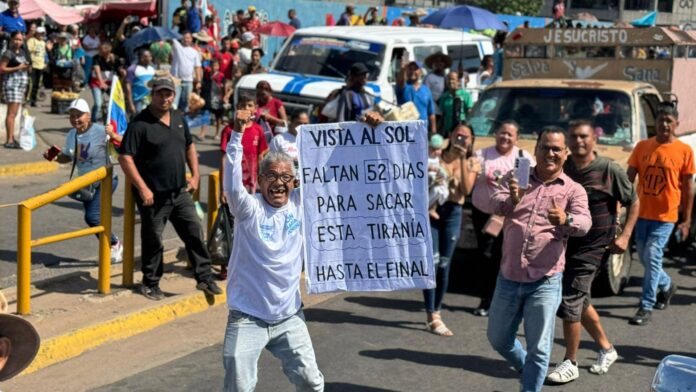 Personas en San Félix, estado Bolívar, salen a las calles para recibir a María Corina Machado