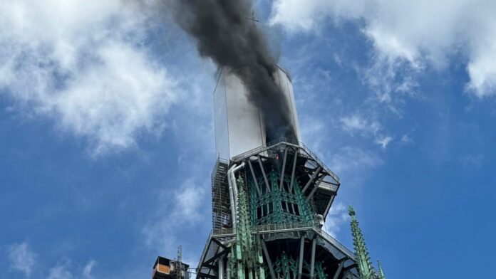 Catedral de Notre Dame de Rouen, en Francia, sufre un incendio