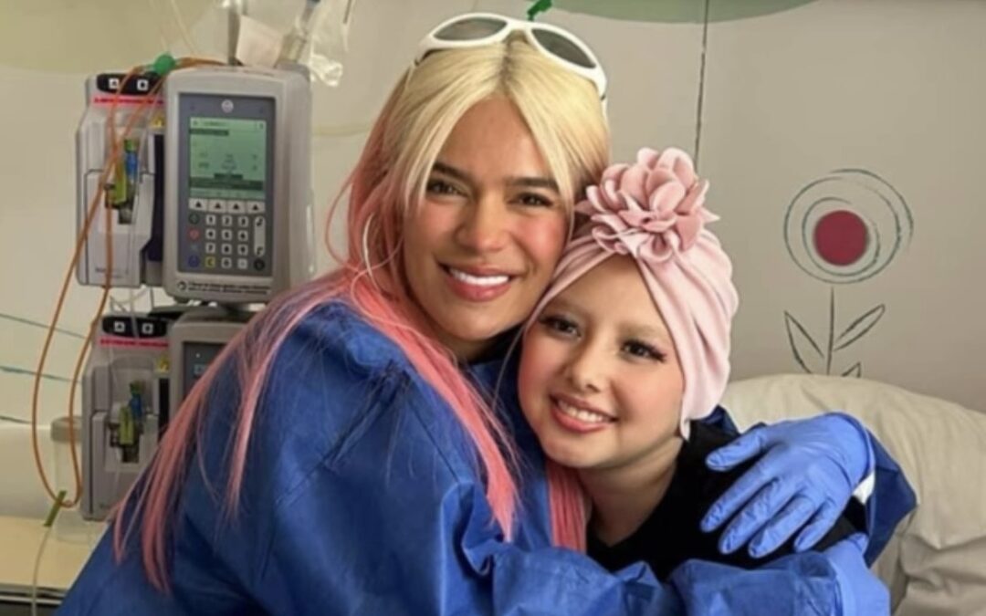 Karol G visita a niña venezolana en hospital de España